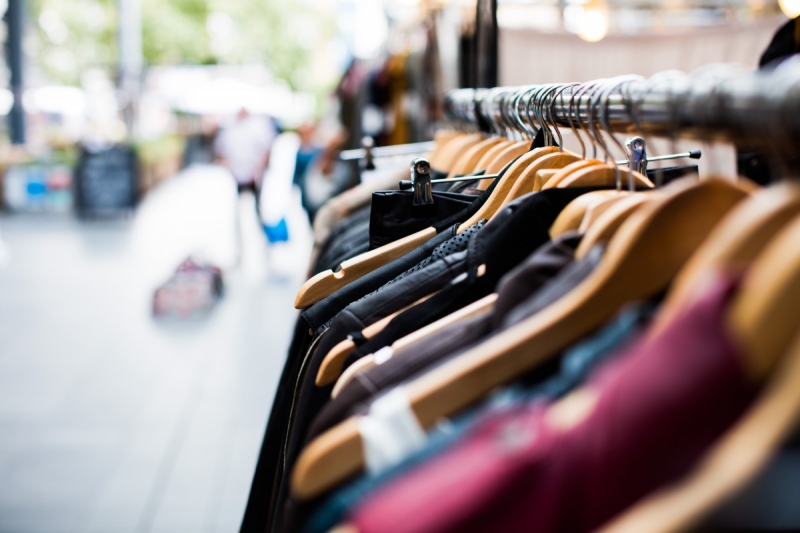 magasin-LE BROC-min_blur_close_up_focus_hanger_jacket_market_people_rack-1176303