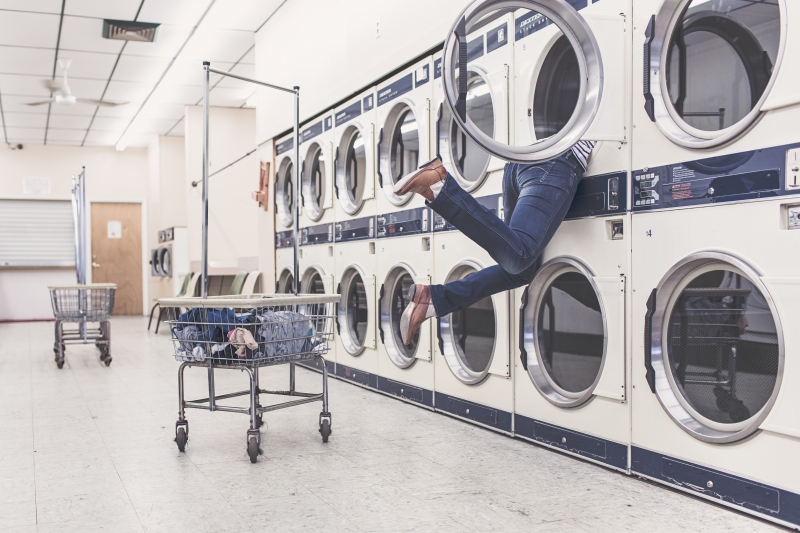 magasin-LE BROC-min_people-woman-laundry-laundromat-interior-design-art-946996-pxhere.com